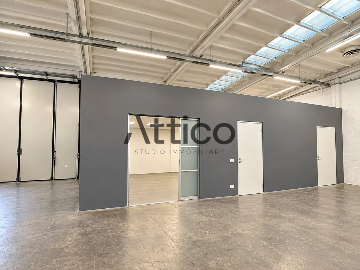 Interno industriale con ufficio vetrato