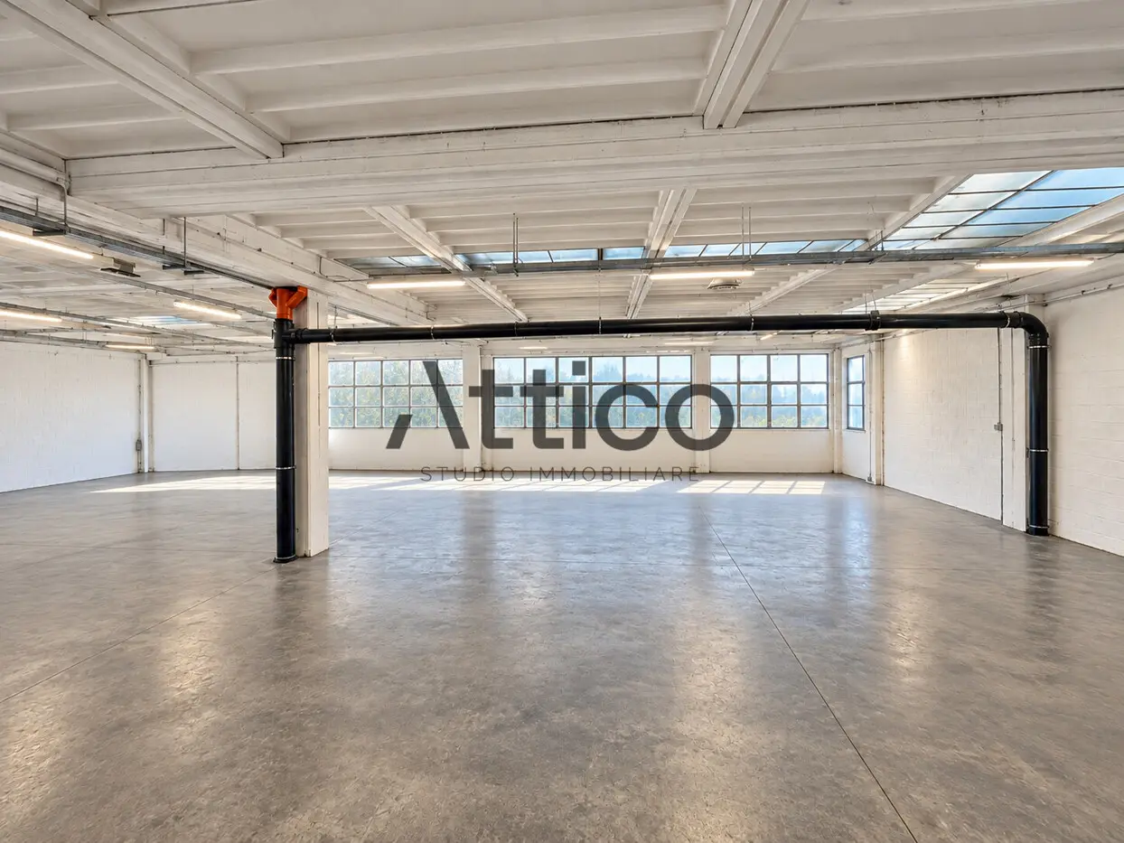 Loft industriale luminoso e vuoto